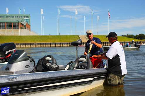 <p>
	Although it wasnât hot Thursday, a pair of anglers chose to get wet in bagging their catch for the weigh-in.</p>
