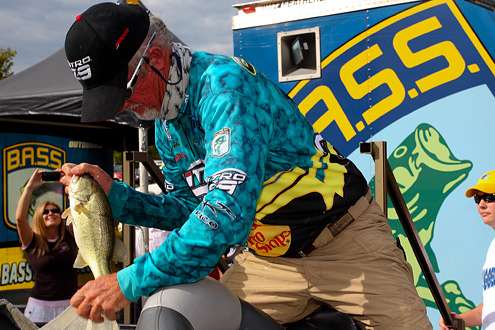 <p> 	 </p> <p> 	Rick Clunn bags his fish before weighing in. </p> 