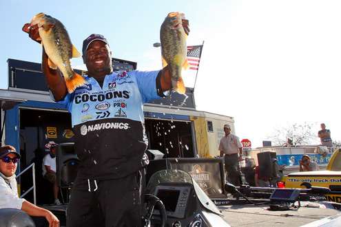 <p>
	 </p>
<p>
	Tournament champion Ish Monroe pulls his best of the day from the livewell. </p>
