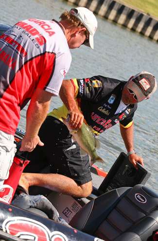 <p>
	Jeff Kriet pulls a bass from his livewell in preparation for the weigh-in. Kriet was one fish short of a limit Thursday and stands in 35<sup>th</sup> place with 8-4.</p>
