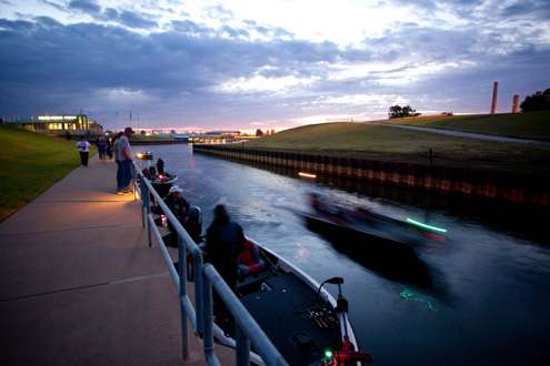<p>
	The top 12 anglers line the harbor on the final day of the Bass Pro Shops Central Open #2. </p>
