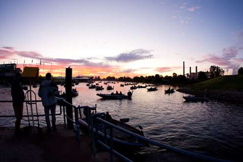 <p>
	Boats start lining up as the sun rises over Muskogee, Okla.</p>
