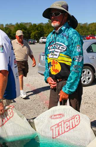 <p>
	Four-time Bassmaster Classic champion Rick Clunn had a five-bass limit that weighed 12-11 and put him in sixth place.</p>
