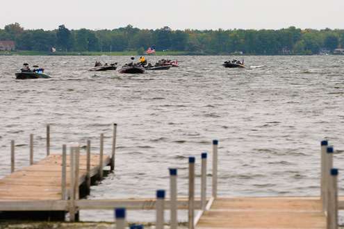 <p>
	The first flight of boats idles toward the docks on Day Two of the Bass Pro Shops Bassmaster Northern Open.</p>
