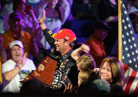 <p>
	 </p>
<p>
	 âKVD reported in his Bassmaster.com blog that the VanDam family used to vacation at Bull Shoals when he was a kid. Do you think that family really ever relaxes? Iâm sure they spent hundreds of hours planting brushpiles and other underwater structure. The rest of the field may look for the bass up on the bank, but look for Kevin to remember some limbs he tied together in 1983 and seine 100 pounds of confused Ozarks bass into the boat for the victory.â</p>
