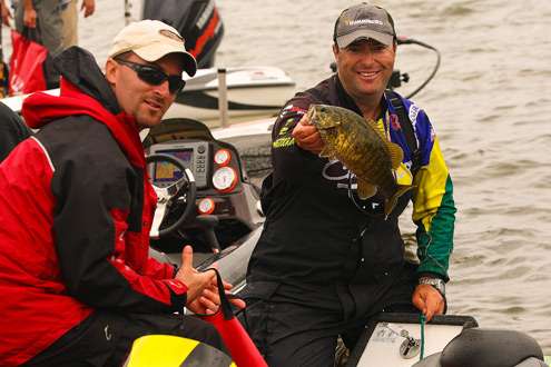 <p>
Marcos Malucelli displays a nice Oneida Lake smallmouth.</p>