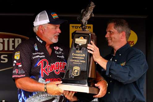 <p> 	Biffle, of Wagoner, Okla., takes the trophy in front of his home-state crowd.</p> 