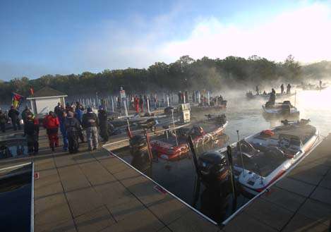<p>
	A beautiful blue sky emerges through the fog, a sign that this fishing competition will soon be underway.</p>

