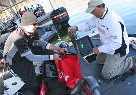 <p>
	 </p>
<p>
	Pete Daniels of Shreveport, La., places one of his fish in the bag with an assist from co-angler Nick Tislau of Wisconsin.</p>

