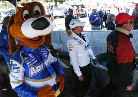 <p>
	 </p>
<p>
	Janet Parker goes through the weigh-in line with Lucky from Aaronâs, her sponsor.</p>
