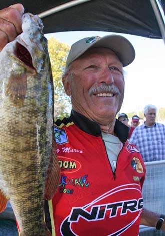 <p>
	1974 Bassmaster Classic champ Thomas Martin shows 'em up again, this time taking the top spot at Table Rock going into Day Three.</p>
