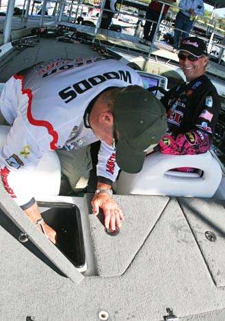 <p>
	Co-angler Randy Woods chases his fish around Kevin Shortâs livewell. âHe wasnât that hard to catch the first time,â Short commented.</p>
