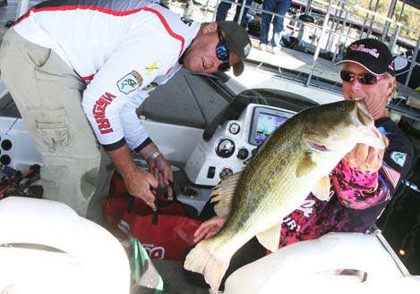 <p>
	Kevin Short shows off his big fish that helped him make the Top 12 at fifth.</p>

