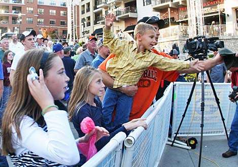 <p>
	Fans clamour for Bassmaster hats at the conclusion of the weigh-in.</p>
