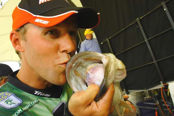 <p>
	Everybody loves big bass, especially these Bassmaster Elite Series pros who make their livings by catching lunkers. Here's a look at the 10 biggest bass in Elite history ... countdown style. </p>
