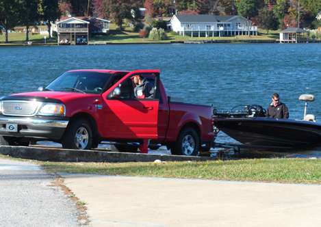 <p>
	A University of Georgia fishing team member loads his boat on the trailer as an Army Ranger looks on.</p>
