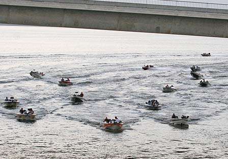 <p>
	An armada of bass boats approaches the Highway 59 Bridge, which crosses over Grand Lake on the northern end near Grove, Okla. Anglers in the 2006 Elite Series event spent a lot of time on the lower end of the lake.</p>
