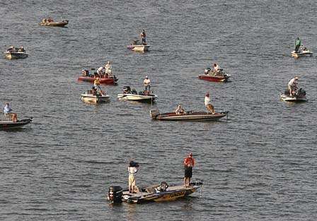 <p>
	Even in a crowd, the lake lays out where an angler can still win. Kevin VanDam won in 2007 with a throng of spectators following his every move.</p>
