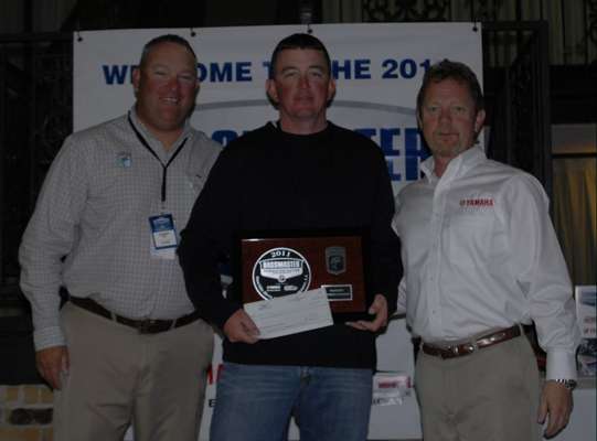 <p>
	Matt McCoy of Indiana, center, won the title for the Northern Division. Jon Stewart, left, and Dave Ittner, right, presented him with his plaque and invitation to the 2012 Bassmaster Classic.</p>
