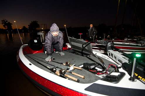 <p>
	Curtis Spindler prepares his tackle for Day Two on the Ouachita River.</p>
