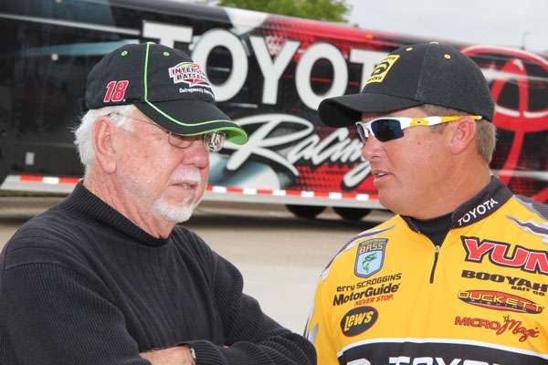 <p>
	Norm Miller of Interstate Batteries and Terry Scroggins talk tournament strategy.</p>
