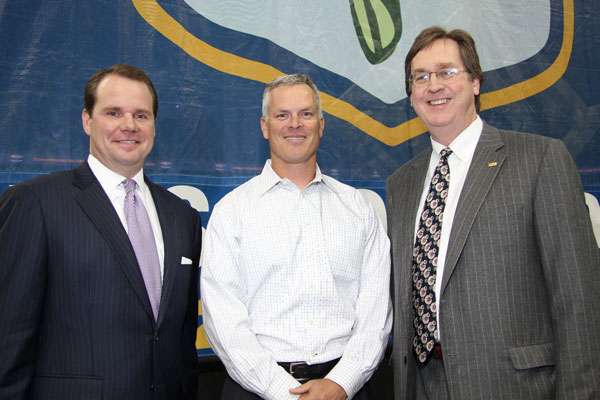 <p>
	Tulsa native Lance Peck of Dynamic Sponsorships (middle) proudly poses with Lieutenant Governor Todd Lamb and Mayor Bartlett.</p>
