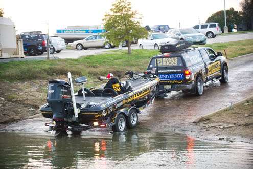 <p>
	Iaconelli backs his boat into the water.</p>
