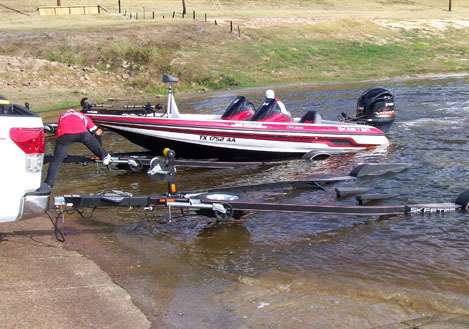 <p>
	Service crew techs hook up the boats to be pulled from the water.</p>
