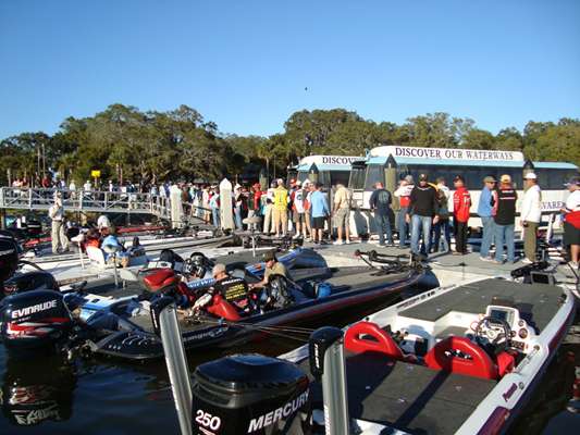 <p>
	With 197 boats competing at the Harris Chain, the line for bags was long at the weigh-in.</p>
