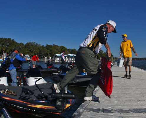 <p>
	Wayne Murray steps out of his boat to take his bass up to the weigh-in stage.<bogï¿½ 0=
