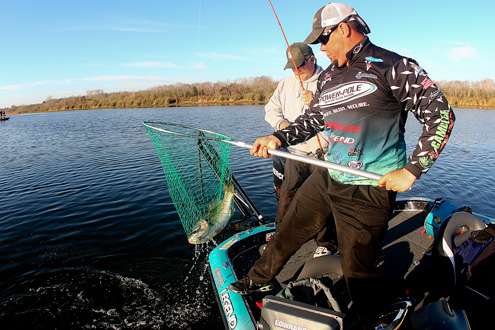 <p>
	Chris Lane does a little net work of his own for his non-boater Bill Capps.</p>
