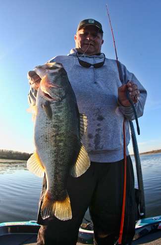 <p>
	With two huge bass in the boat early, Bill Capps started his run at the non-boater title.</p>

