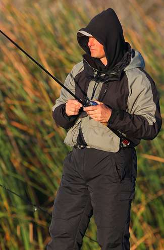 <p>
	Anglers were bundled up early in the morning, as oÂ­Â­vernight temperatures dropped into the 40s. </p>
