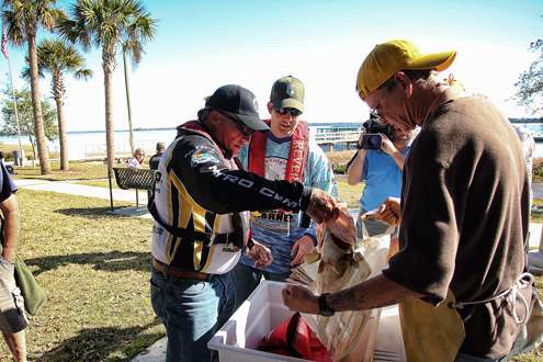 <p>
	With an assist from BoatUS Angler, Roland Martin made it to the weigh-in site in time to weigh his Day One catch. </p>
