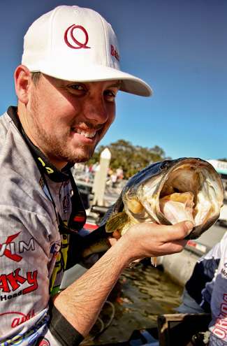 <p>
	 </p>
<p>
	Wisdom gets a good grip on his big bass before placing it in the weigh-bag. </p>
