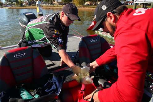 <p>
	Jonathon VanDam pulls his fish from the livewell at the end of Day One. VanDam is in 40<font size=
