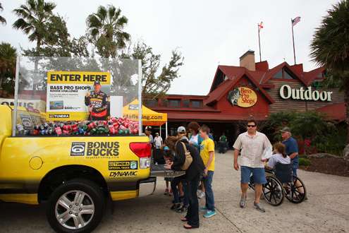 <p>
	 </p>
<p>
	Fans enjoyed shopping at Bass Pro Shops in Orlando, Fla., before the final weigh-in. </p>
