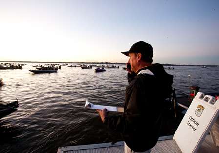 <p>
	B.A.S.S. tournament director Chris Bowes makes sure the boats are in order.</p>
