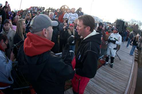 <p> 	Kevin VanDam is interviewed by Dave Mercer before the launch.</p> 
