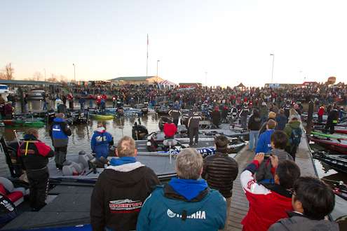 <p> 	Fans and anglers stand for the national anthem.</p> 