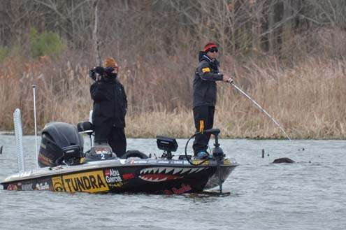 <p>
	Michael Iaconelli pitches to a stump in a backwater near the take off Friday.</p>
