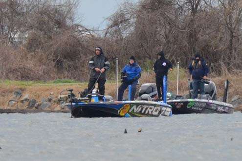 <p>
	Ott DeFoe and Fred Roumbanis work their way into a backwater area early Friday morning.</p>
