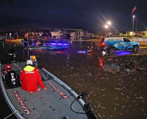 <p>
	Randy Howellâs boat cast around blue lights is easy to see in the darkness of Wednesday morning.</p>
