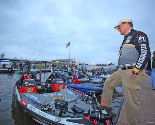 <p>
	Max Leatherwood, Bassmaster tournament official, gets ready to push Matt Reed from the dock Wednesday morning.</p>
