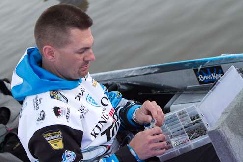 <p> 	Randy Howell makes a few lure adjustments on Saturday Morning.</p> 
