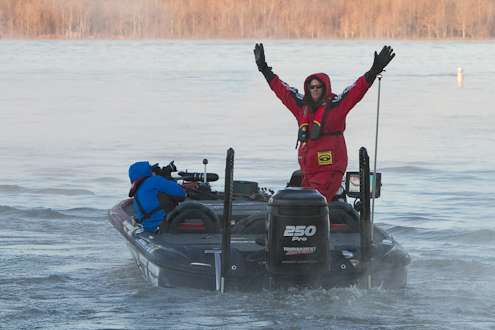 <p> 	Kevin VanDam stops and acknowledges the crowd as he was the final boat to blast off.</p> 