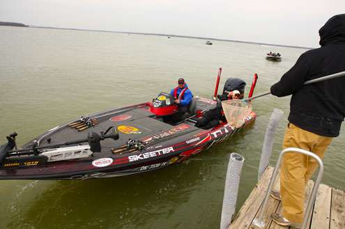 <p>
	Dale Hightower leads an early flight of boats to the weigh-in area at Lewisville Lake Park.</p>
