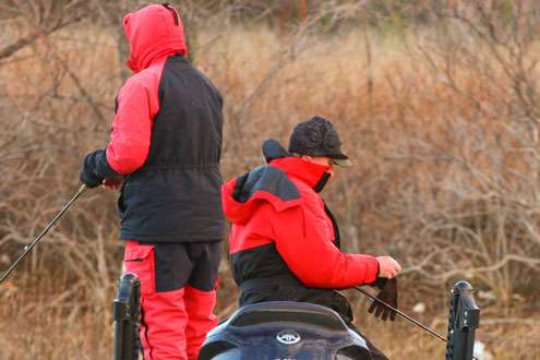 <p>
	Anglers can put on enough clothes to fight off the cold, but the hands still suffer. </p>
