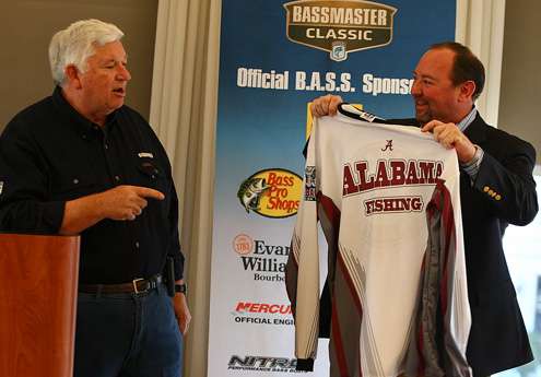 <p>
	Don Logan introduces Bruce Akin, and presents him with an Alabama team fishing jersey. Akin was recently named chief executive officer of B.A.S.S. LLC.</p>
