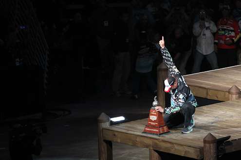 <p>
	Chris Lane kneels down with the Classic trophy.</p>
